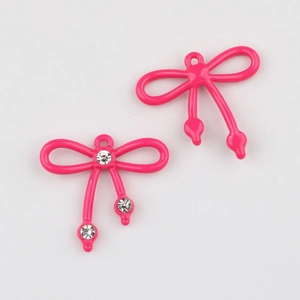 Detalle de colgantes de lazo esmaltado rosa con diamantes para bisutería DIY
