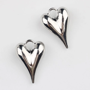 Vista detallada de dos colgantes de aleación pulida con forma de corazón para joyería DIY