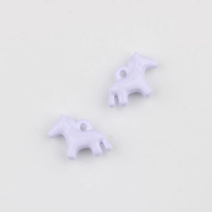 Detailopname van twee lavendelpaardhangers van emaille voor het maken van DIY-sieraden