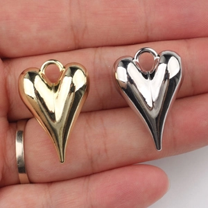 Dijes de corazón 3D minimalistas en oro y plata para la creación de joyas DIY