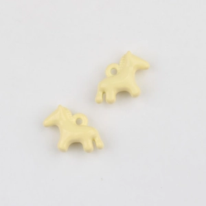 Detailopname van twee roomgele ponyhangers van legering voor DIY-sieradenaccessoires
