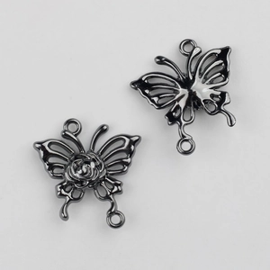 Detalle de conectores de mariposa en aleación con relieve de rosa para joyería DIY