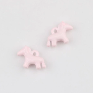 Detail van een roze emaille pony hanger met glanzende afwerking voor DIY sieraden