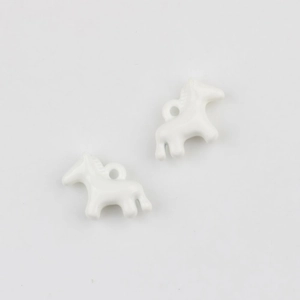 Detail van twee witte ponybedeltjes met gladde afwerking en ophanggaten voor DIY-sieraden