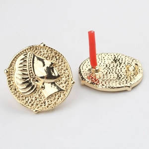 Détails de breloques de boucles d'oreilles en métal doré avec portraits de reine gravés