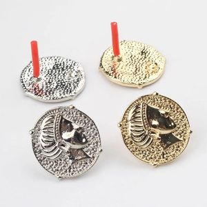 Boucles d'oreilles portrait en relief classique en or et argent avec dos texturé