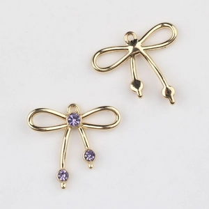 Primer plano de colgantes de lazo dorado con circón lavanda para accesorios de DIY
