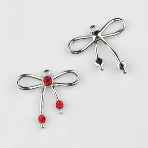 Colgante de lazo plateado con diamantes rojos, vista frontal y posterior para joyas DIY