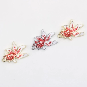 Trois pendentifs poissons rouges en émail rouge et blanc avec boucles dorées pour bijoux DIY