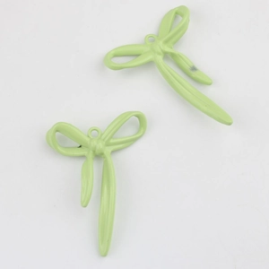 Detalle de colgantes de lazo verde claro en aleación esmaltada para diseño de joyas