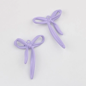 Detalle macro de colgantes de lazo lavanda para creación de joyería DIY