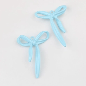 Detalle de colgantes de lazo azul claro con acabado mate para joyería artesanal