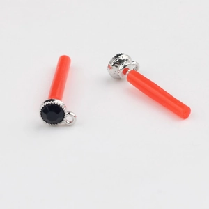 Dettaglio di zircone nero rotondo con base in lega d'argento e protezione per ago rossa