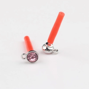Dettaglio della base per orecchini in argento con zircone rosa e bordo perlato