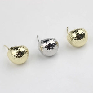 Boucles d'oreilles boules martelées minimalistes en or et argent avec texture métal