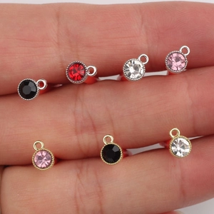 Pendenti tondi per orecchini in zircone argento S925 tenuti in mano per visuale misura