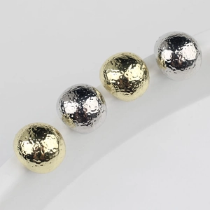 Boucles d'oreilles boules métalliques texturées en or et argent avec surface froissée