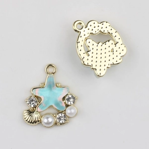 Detail van zeester hangers met hars, parels en zirkoon voor DIY armband sieraden