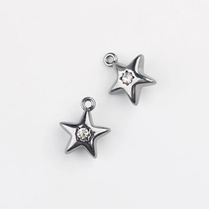 Détail de pendentifs étoile en métal noir avec zircone incrustée et anneaux de fixation
