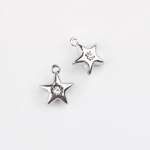 Détail de pendentifs étoile en argent avec zircon pour la création de bijoux