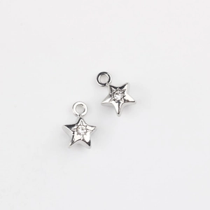 Détail de breloques étoiles argentées avec incrustation de zircon pour bijoux DIY