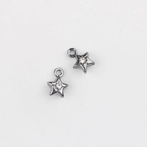 Macro de deux pendentifs étoiles en alliage noir avec zircons pour bijoux DIY créatifs