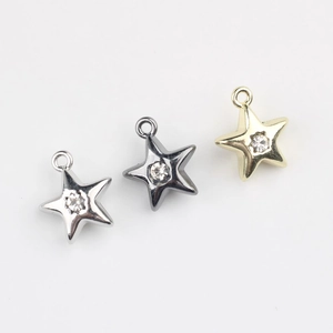 Pendentifs en étoile en alliage avec zircons en finitions argentée, dorée et noire