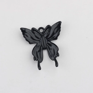Makroaufnahme eines schwarzen Schmetterling-Anhängers aus Legierung für DIY-Schmuckstücke