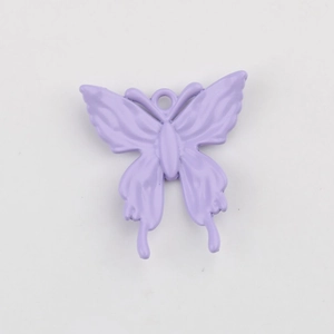 Nahaufnahme eines lavendelfarbenen Schmetterlingsanhängers für DIY-Schmuck