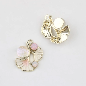 Detailansicht der Ginkgoblatt-Anhänger mit rosa Emaille und funkelnden Kristallen für DIY-Schmuck