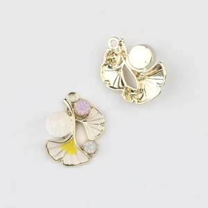 Makro-Detail von Ginkgoblatt-Anhängern aus Gold mit gelber Emaille und Zirkonia