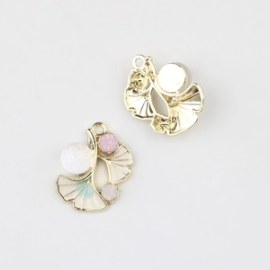 Detail eines Ginkgoblatt-Anhängers mit blauem Emaille und Kristallen für DIY-Schmuck