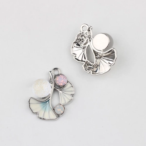 Detailansicht von Ginkgoblatt-Anhängern aus Silber mit Edelsteinen und Emaille für DIY-Schmuck