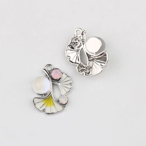 Makro-Detail von Ginkgo-Blatt-Anhängern mit Emaille und Zirkon-Inlay für DIY-Schmuck