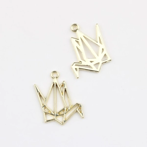 Détail de breloques grues en origami doré au design géométrique pour bijoux artisanaux