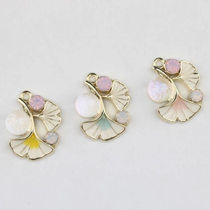 Detailansicht der Ginkgoblatt-Anhänger aus Legierung mit rosa Kristall und Opal-Inlay