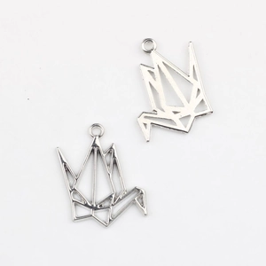 Détail macro de pendentifs grues géométriques argentés pour création de bijoux DIY