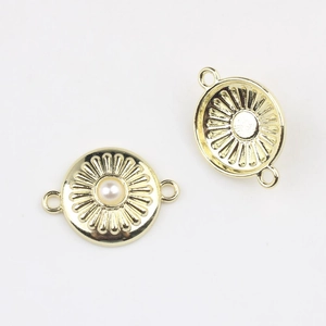 Detailansicht runder Gold-Resin-Verbinder mit weißer Perle für DIY Schmuckherstellung