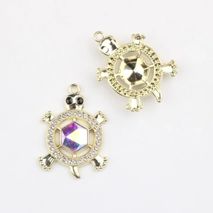 Détails de pendentifs tortue dorés avec cristal hexagonal coloré et pierres blanches