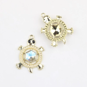 Détail recto verso du pendentif tortue avec cristal coloré et perles sur fond blanc