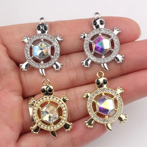 Pendentifs tortue de mer avec pierres aurores et zircons en finitions or et argent