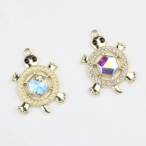 Pendentif tortue dorée avec cristal bleu et perles pour bijoux artisanaux