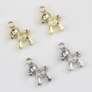 Détail de breloques en forme de cheval en métal doré et argenté pour bijoux DIY