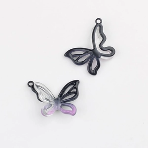 Détail de pendentifs papillon en résine violette et bleue pour la création de bijoux DIY