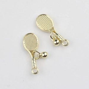 Detail von goldenen Tennisschläger-Anhängern mit strukturierter Mesh-Optik für DIY-Schmuck