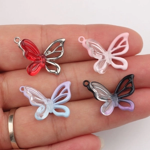 Lot de quatre pendentifs papillons en résine colorée pour création de bijoux DIY