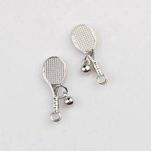 Detailansicht silberner Tennisschläger Anhänger aus Legierung für DIY-Schmuckherstellung