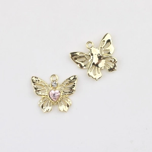 Détail de pendentifs papillons avec pierres cœur roses et alliage doré pour bijoux DIY