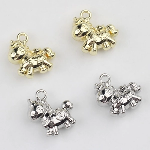 Dettaglio di quattro ciondoli a forma di unicorno in lega oro e argento per gioielli DIY