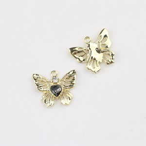 Détail du pendentif papillon en alliage avec strass noir en forme de cœur et métal